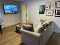 Spacious private king suite steps to DT Banff