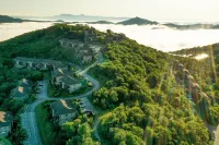 Walk to ski slopes! INCREDIBLE MTN VIEWS,SUNSETS, HOTTUB, FIREPLACE