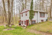 Pet-friendly Lake Retreat: Walk to Gray Lake Beach - 3-Star