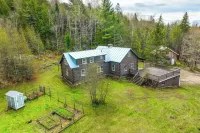 2 Mi to Lake Willoughby: Peaceful Log Cabin! - Hot Tub