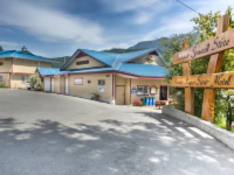 Bathgate Resort and Marina Hotels in Sunshine Coast