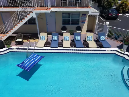 Ashley Brooke Beach Resort Отели рядом с достопримечательностью «Парк Дирфилд Айленд»