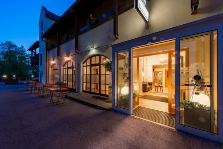 Zur Post Kümmersbruck Hotel & Tiny Houses Отели в г. Урзензоллен