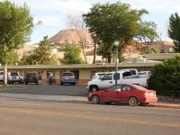 Rainbow Motel - parking