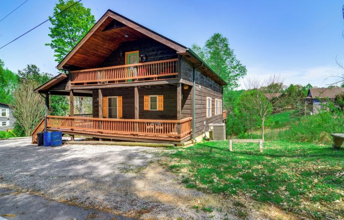 3 Mi to Marina: Cabin w/ Hot Tub in Byrdstown!