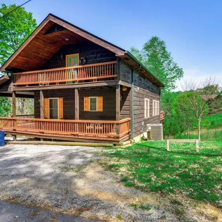 3 Mi to Marina: Cabin w/ Hot Tub in Byrdstown!
