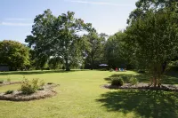 Seven Oaks Inn Bed and Breakfast Hotels near All A Flutter Farms LLC