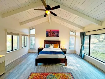 Modern Yosemite Cabin, 15Min Bass Lake, Sleeps 8 Hôtels à : Madera County