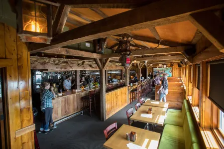 McMenamins Kalama Harbor Lodge