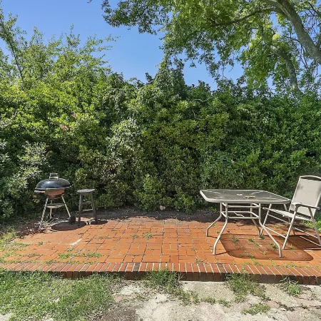 Charming Waterfront 3 Bedroom Cabin by RedAwning