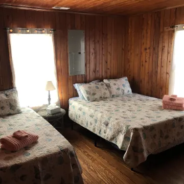 Blackbeard's Retreat - Historic and Pet Friendly 3 Bedroom Cottage by RedAwning