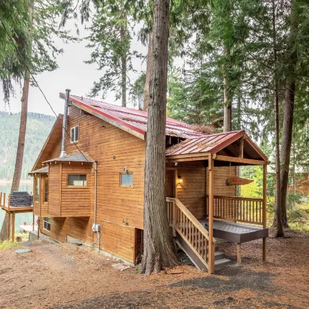 Alpine Lake Escape on Fish Lake 3 Bedroom Home by NW Comfy Cabins by RedAwning