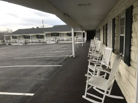 Longhouse Lodge Motel