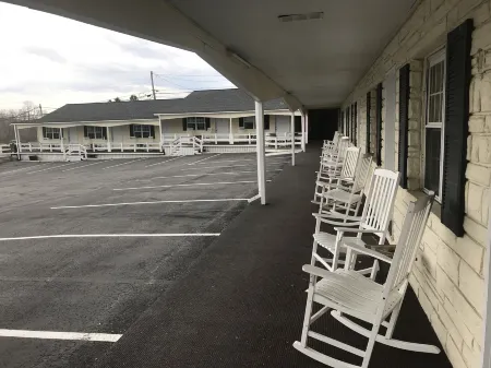 Longhouse Lodge Motel Отели в г. Reading