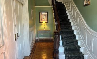 2Br Private Victorian Apartment in City Location on Half Acre Sleeps 5