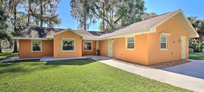 Rainbow River Oasis w/ Kayaks + Furnished Sunroom! Hotels in Dunnellon