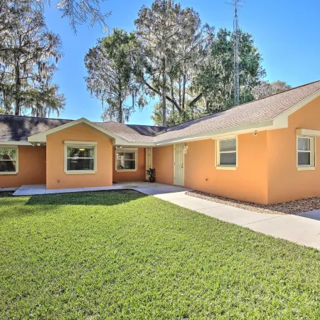 Rainbow River Oasis w/ Kayaks + Furnished Sunroom!