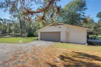 Fire Pit & Grill: Tyler Home on 5 Acres! - Country Houses