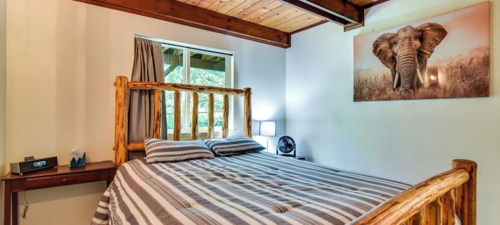 Rustic Cougar Cabin w/ Wood-Burning Fire Pit! Hotels in Cowlitz County