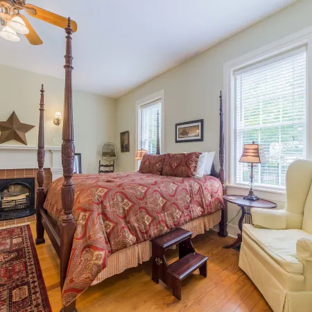 Bourbon Manor Bed & Breakfast Inn