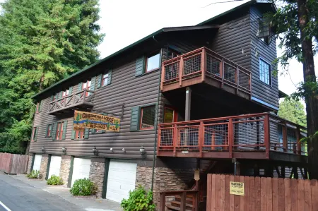 Guerneville Lodge Отели в г. Казадеро