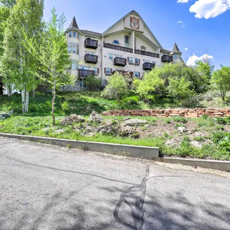 Peaceful Midway Studio w/ Mountain + Golf Views!