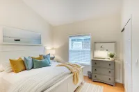 Airy Coastal Escape w/ Deck - Steps to Beach! - que admiten mascotas