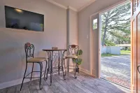 4 Mi to Jax! Quiet, Pet-Friendly Northside Studio