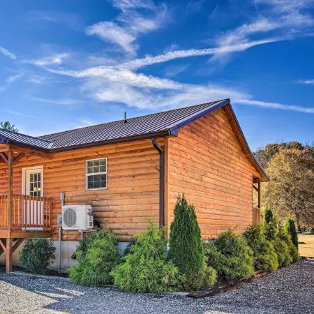8 Mi to Great Smoky Mtn National Park: Cozy Cabin