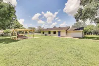 Bright Wallis Cottage w/ Pergola & Grill! Hotels in Simonton