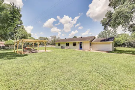 Bright Wallis Cottage w/ Pergola & Grill! Отели в г. Симонтон