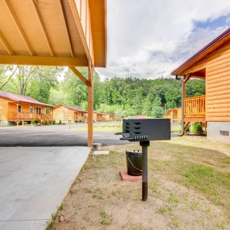 Fire Pit: Cozy Bryson City Cabin on Tuck River