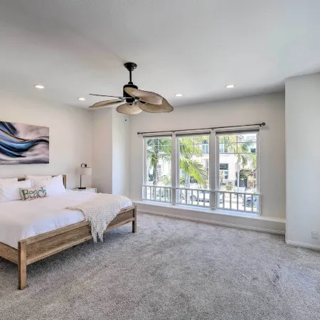 Oceanside Home w/ Rooftop Patio - Steps to Beach!