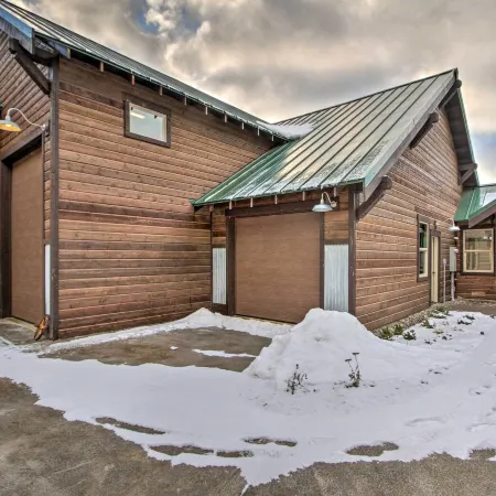 CLE Elum Lake Bunkhouse w/ Shared Hot Tub & Views!