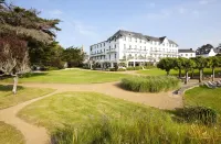 Le Grand Hotel des Bains & Spa - Bretagne Hotels in Locquirec