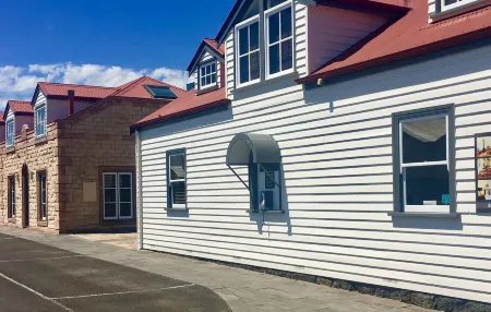 54 on Bank Отели в г. Порт Фейри