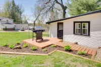 Walk to Lake: Nautical Akron Cottage w/ Deck! -  Privatzimmer
