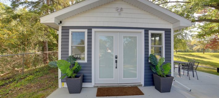 Stylish Grass Lake Retreat - Steps to Park! Ξενοδοχεία στην πόλη Jackson County