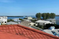 Bradenton Townhome - Walk to Locals-Only Beach! - Swimmingpools