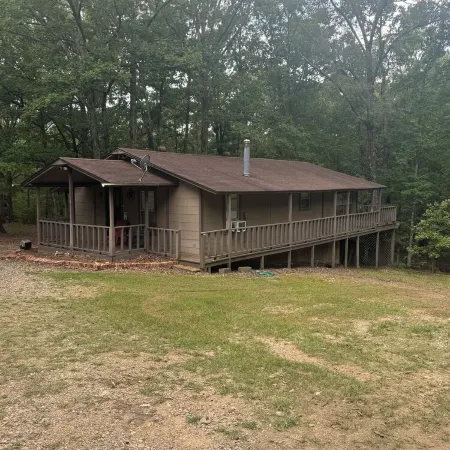 Cozy 2-bedroom cabin with WiFi, AC in charming Murfreesboro on Lake Greeson.