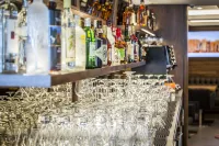 Qualicum Beach Inn - bar