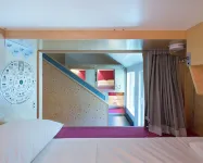 Pangea Pod Hotel Hotel dekat Natural 99 Spa & Salon