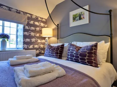 Sisu Bakewell, Limestones Cottage