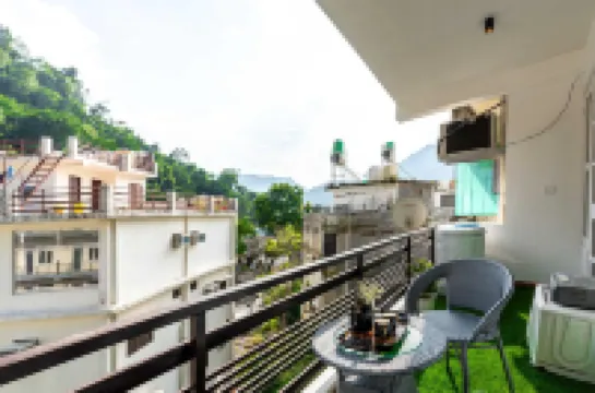 Homlee-Heaven in Hills 1BHK-Parking-Lift-Tapovan Hotels in 