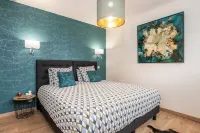 200 meters from the Cité, luxury 2jacuzzis villa and heated swimming pool