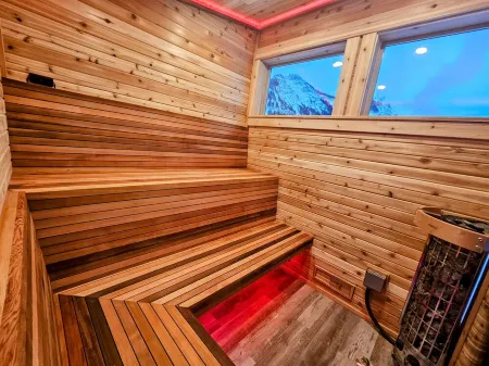 Luxury Yellowstone Chalet - Mountain Views With Jacuzzi & Sauna!