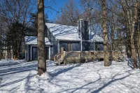 Shady Pines by Avantstay Enclosed Porch, Game Rooms, & Lake/beach Access!