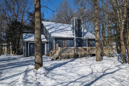 Shady Pines by Avantstay Enclosed Porch, Game Rooms, & Lake/beach Access!