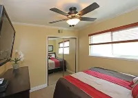 End-of-Summer Sale Newport Beach 3Br, Steps to Sand, Bikes, Balcony & Parking