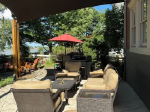 5-Bedroom Pet-Friendly Lake Home with Mountain View